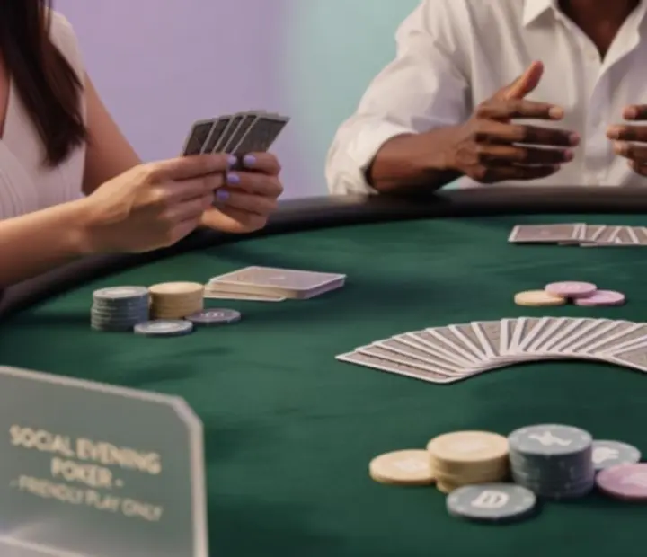 Prémiový pokerový stůl s barevnými žetony na kasinové akci Blizoraq